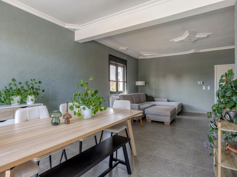 Deze prachtige instapklare halfopen woning is gelegen op een perceel van 2a 78ca, in een rustige en residentiële omgeving, op korte afstand van schole