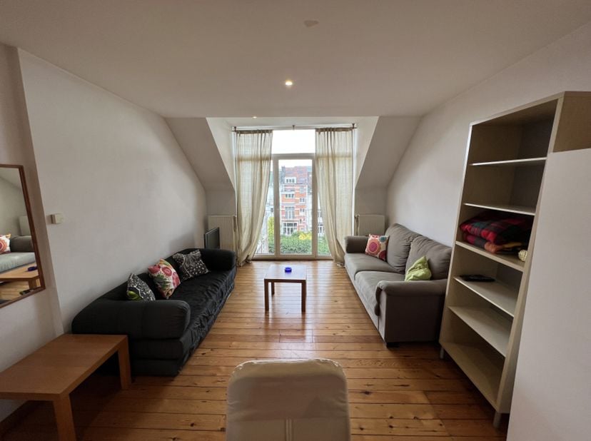 À proximité du Cinquantenaire, non loin du Square Ambiorix, superbe duplex de ± 68m²  situé au troisième étage d’un petit immeuble. Composition : hall