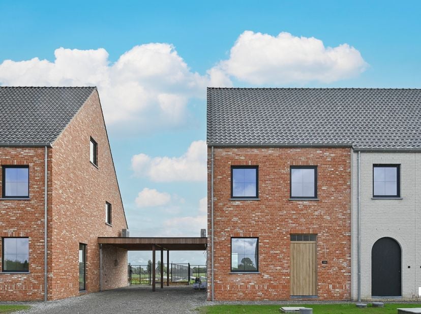 Nabij het centrum van het gezellige Marialoop en op slechts enkele minuten van het stadscentrum van Tielt bevinden zich vier prachtige halfopen nieuwb