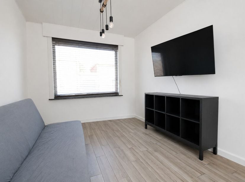 Welkom in de Bruggestraat 63, een ruime halfopen woning op een uitstekende ligging in het centrum van Torhout. Dankzij de centrale ligging bevinden wi