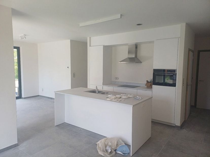 Energie-neutraal instap klaar nieuwbouwappartement in Neerpelt centrum kortbij school, trein, horeca, winkels, .... Het appartement bestaat uit een in