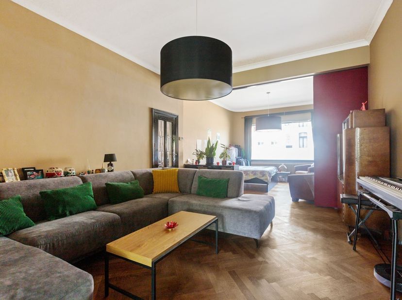 Deze woning geniet van een uiterst strategische ligging, op korte afstand van het bruisende centrum van Hasselt. Dankzij de vlotte verbinding met de G