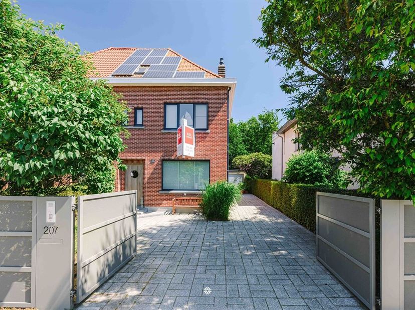 Vous êtes à la recherche d'une maison jumelée avec garage à Burcht, prête à être emménagée ? Alors cette maison bien entretenue vaut vraiment la peine