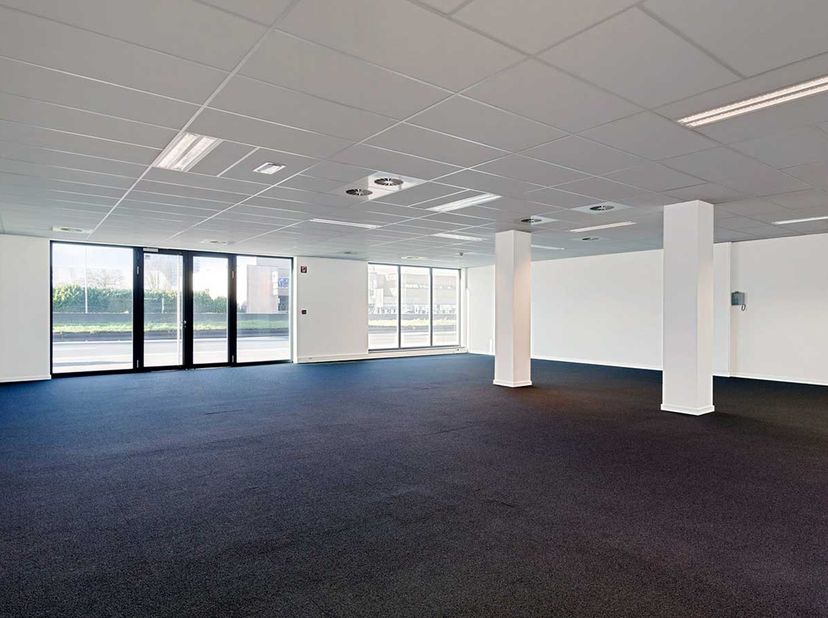 ALGEMEEN<br />
In The Lofthouse South in Wilrijk wordt een moderne en instapklare kantoorruimte van 283 m² aangeboden op de eerste verdieping.<br />
D