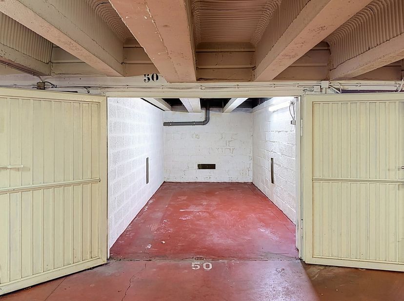 À proximité Montgomery, situé sur l’avenue de Woluwe Saint Lambert, au sous-sol d’un petit immeuble. Box garage aux dimensions suivantes : largeur de