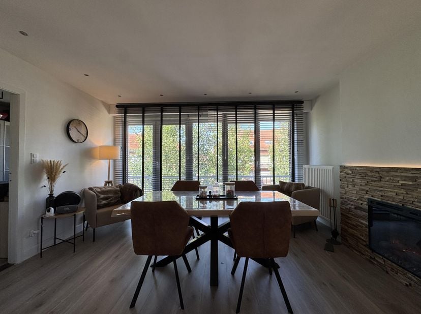 Op zoek naar een verzorgd appartement waar je meteen kan intrekken? Dit lichtrijke appartement van 81 m² combineert comfort, ruimte en een uitstekende