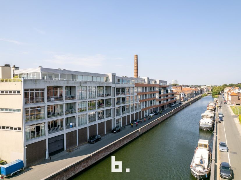Ontdek deze moderne loft met twee slaapkamers en unieke indeling met hoogwaardige duurzame materialen in Kortrijk. <br />
<br />
Dit moderne industrië
