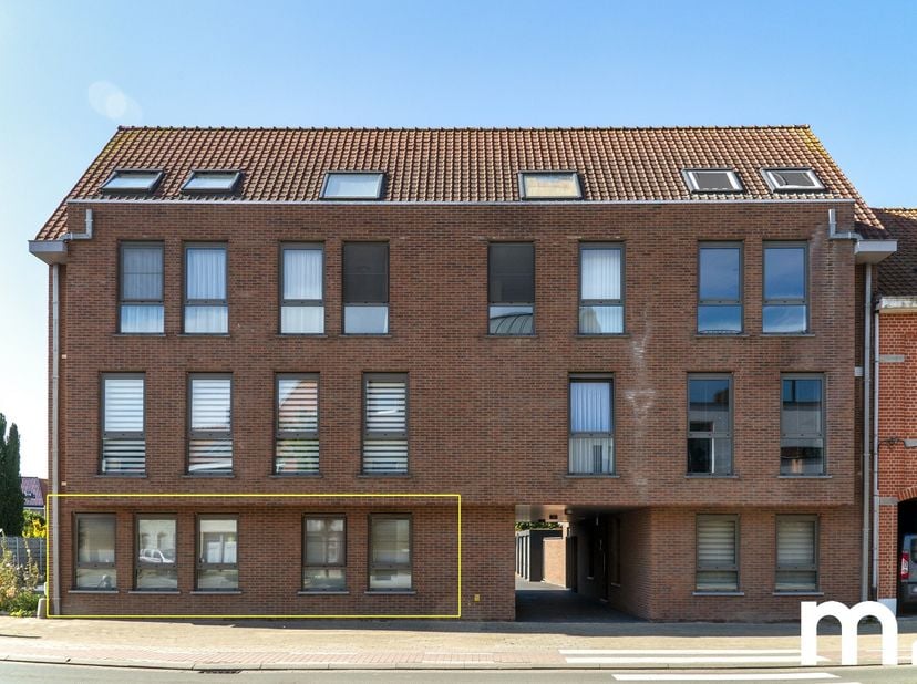 Instapklaar gelijkvloers appartement met ruim terras en garage<br />
<br />
Dit instapklare gelijkvloerse appartement combineert comfortabel wonen met