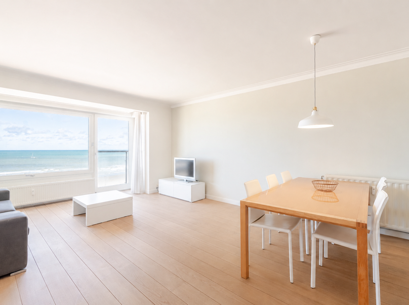 Prachtig doorloop appartement met twee slaapkamers te koop in de residentie Rembrandt gelegen te Nieuwpoort, Zeedijk 22. Dit uniek appartement werd vo