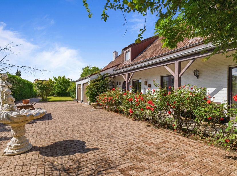 Unieke villa op een perceel van 2005m², in tweede bouwlijn, met rechtstreekse toegang tot het Donkmeer in Berlare.<br />
<br />
Zeer ruime, goed ond