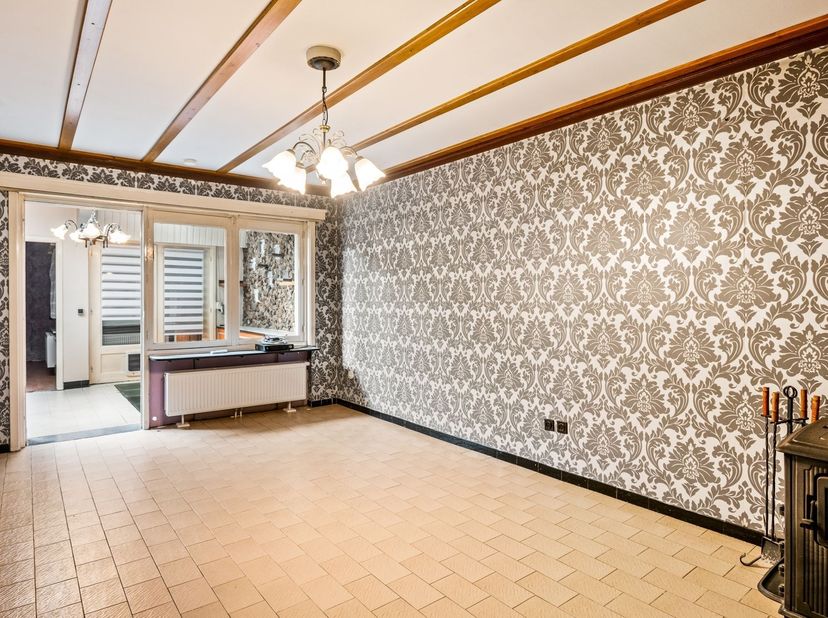 Ligging:<br />
Deze te renoveren woning met magazijn is gelegen aan de Oude Turnhoutsebaan in Wijnegem. Dankzij de nabijheid van het Albertkanaal gen