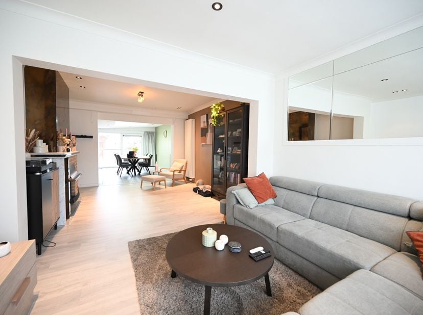 Deze energiezuinige woning bevindt zich in een rustige wijk op een perceel van 203m2. In de buurt van de woning ontdekt u onder andere een slagerij, b