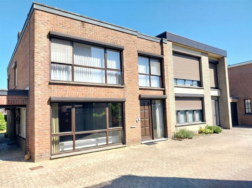 Vraag uw bezoek aan via info@optimusvastgoed.be!<br />
TE HUUR: Ruime rijwoning met 3 slaapkamers in Aarschot!<br />
Deze ruime gesloten bebouwing is