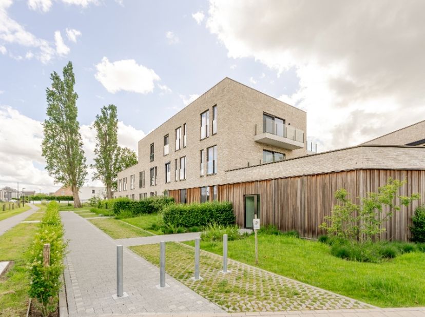 Dit volledig geschilderd en instapklaar appartement bevindt zich op de tweede en bovenste verdieping van een residentie Hof Ter Dale (bouwjaar 2021),