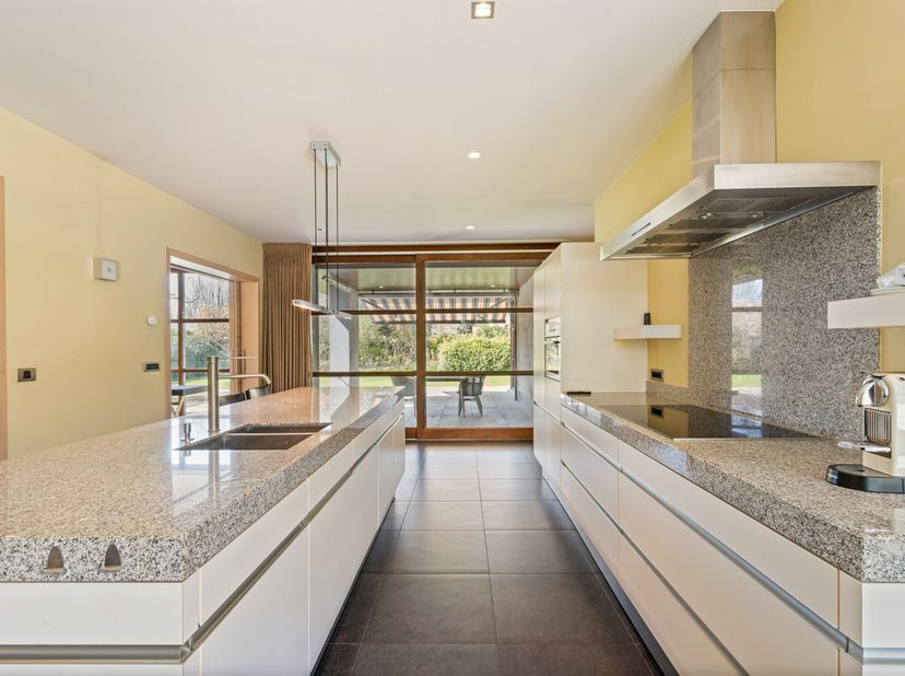 Prachtige moderne villa in landelijke en residentiële omgeving te Achel op perceel van 1.240 m² met mooi aangelegde tuin rondom. Gezellige, lichte woo