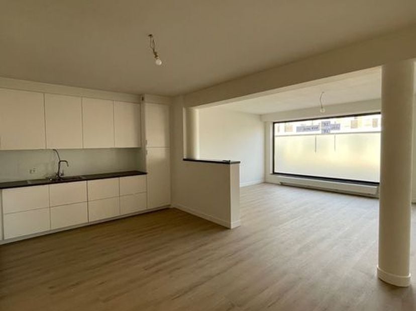 Goed gelegen gelijkvloers appartement met groot terras en veel lichtinval te koop in centrum Paal. Het appartement werd in 2022 volledig gerenoveerd: