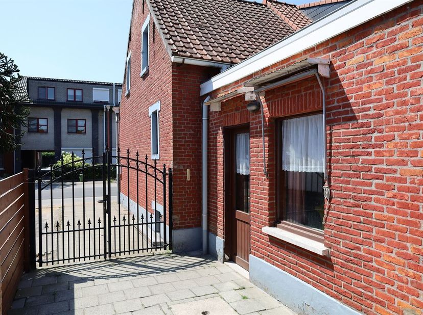 Goed gelegen te renoveren woning met 1 slaapkamer, grote garage en diepe tuin.<br />
Richtprijs: 199.000 euro<br />
We betreden de woning vooraan via
