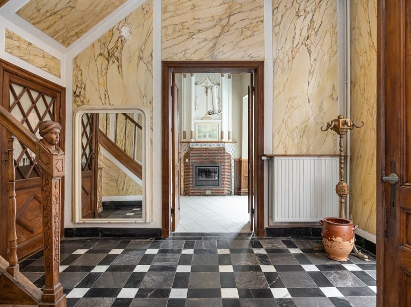 UNIEK HISTORISCH HERENHUIS MET HANDELSRUIMTE, 6 SLAAPKAMERS, TUIN EN GARAGEBOUW IN HARTJE BORGLOON.<br />
<br />
Droomt u ervan eigenaar te worden van