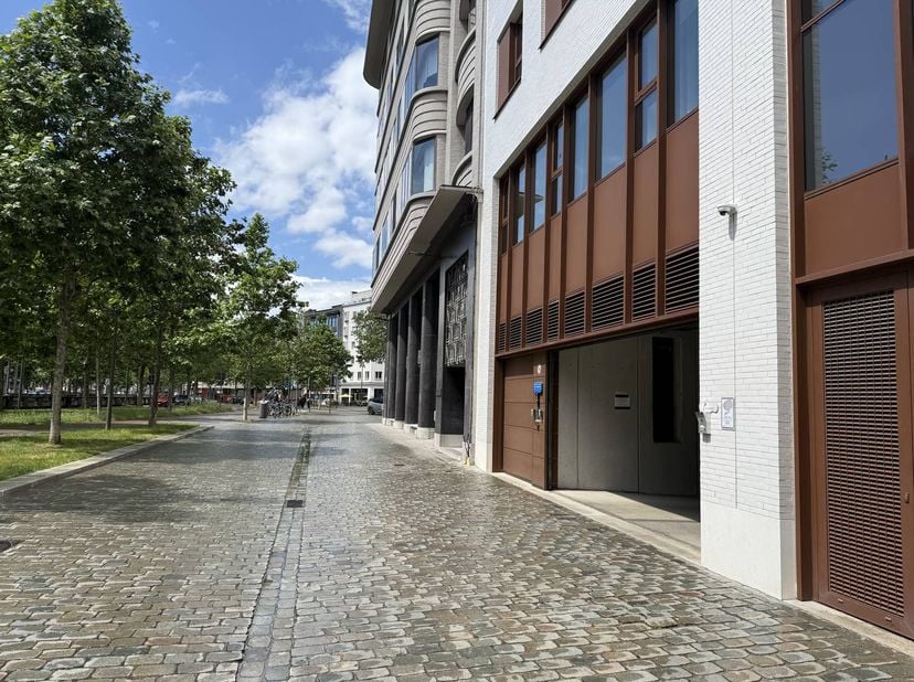 Gelegen in het gebouw aan de Tunnelplaats (nabij het Prizeotel). De autostaanplaats op verdieping -2 rechts is te bereiken via een sectionale poort di