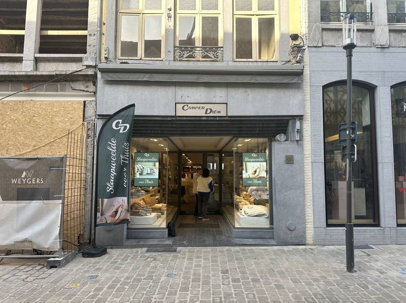 Dit ruime handelshuis van ca. 259 m² bevindt zich op een absolute topligging in het winkelhart van Hasselt. Gelegen in een exclusieve en drukbezochte