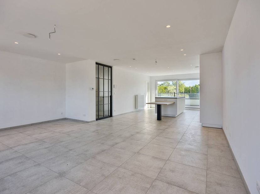 Bent u op zoek naar een ruim en energiezuinig nieuwbouwappartement in Zonhoven? Dit stijlvolle triplexappartement uit 2022 biedt met ca. 185 m² het co