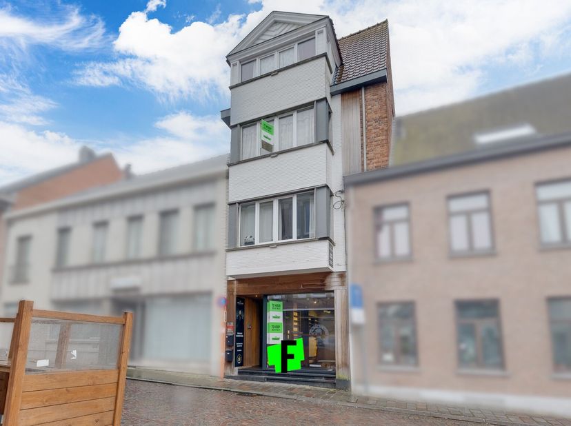 Interessante investering met aantrekkelijk rendement in hartje Tielt<br />
Op een toplocatie, vlakbij de Markt van Tielt, bevindt zich deze veelzijdig