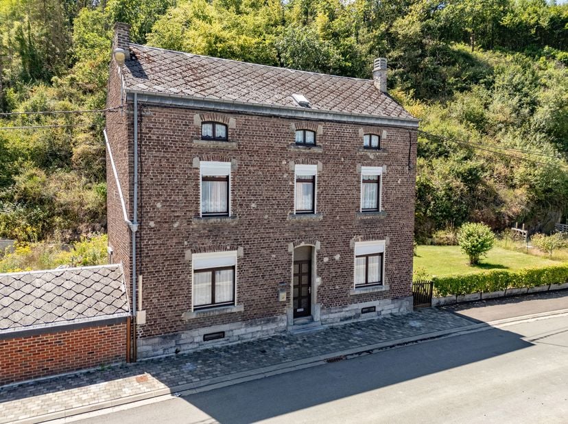EasyHome vous propose cette agréable maison 3 chambres située à Jemelle, offrant de beaux volumes intérieurs et un magnifique terrain de plus de 20 ar