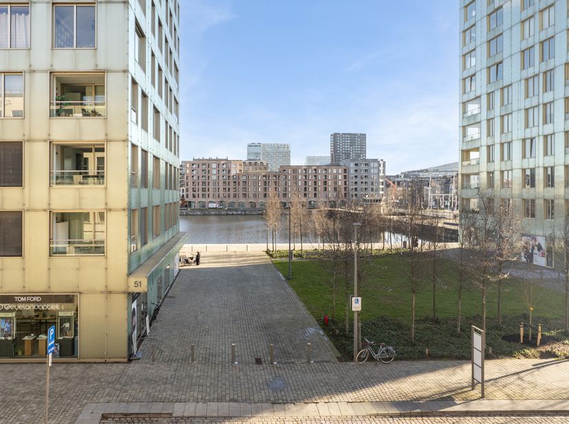 Op een toplocatie op het Antwerpse Eilandje bevindt zich dit uitzonderlijk loftappartement in een karaktervol brutalistisch gebouw. Het zichtbare beto