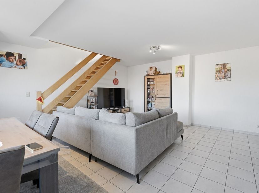 Heel mooi en luchtig appartement tegenover de markt van Oudenburg. Instapklaar met 2 slaapkamers, overloop/bureau mogelijkheid om te gebruiken als 3de