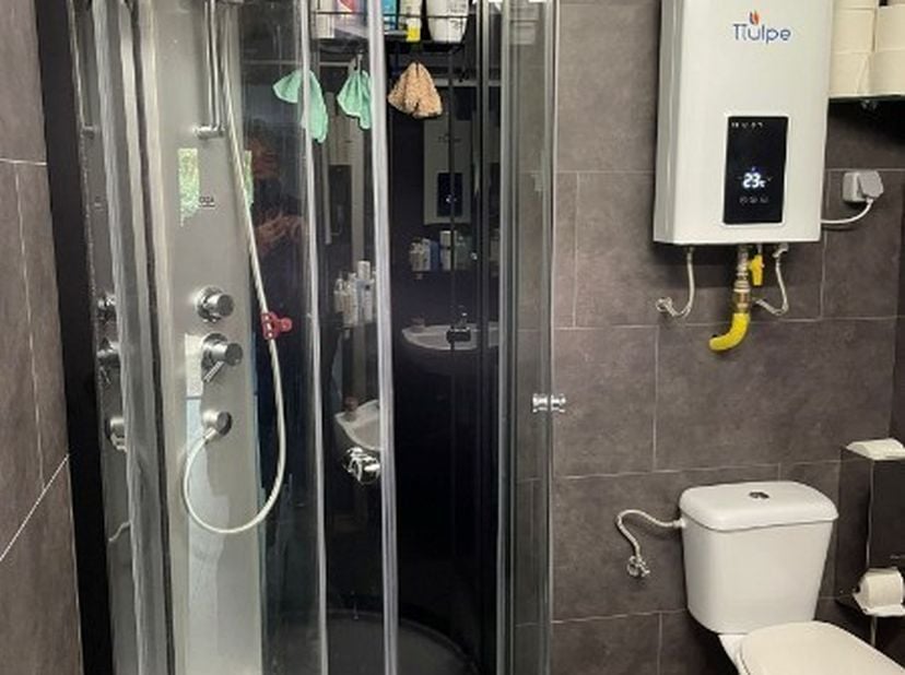 Deze charmante vakantiewoning is gelegen op het vakantiepark Parelstrand te Lommel.<br />
De woning heeft een leefruimte, open keuken met elektrische