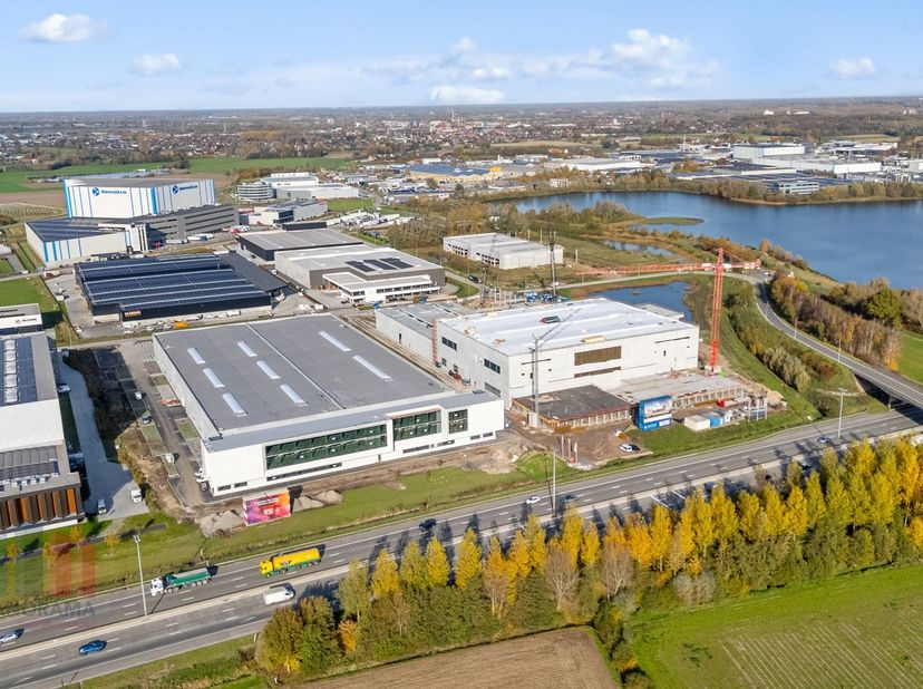 Casco kantoorruimte op toplocatie vlak naast en met visibiliteit van de E17. Uitstekend gelegen in de unieke industriezone 'De Prijkels', geniet dit t