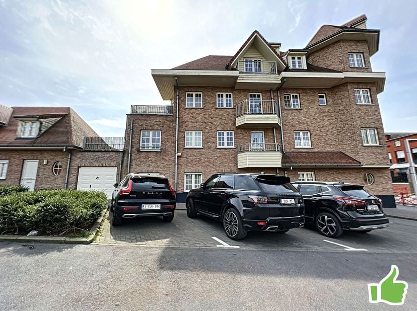 Bel appartement au RDC à Mouscron entre le parc et la Grand Place; <br />
Hall dentrée, Beau séjour avec salon et salle à manger, Cuisine équipée avec