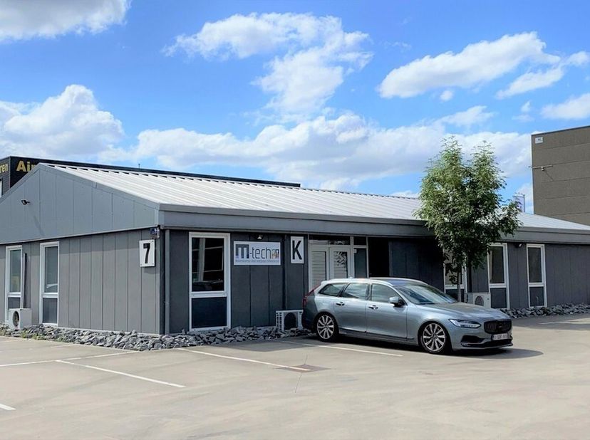 240m² bureau individuel au rez-de-chaussée<br />
Emplacement : le long de la R4 à Wondelgem, facilement accessible en transport en commun<br />
Spécif
