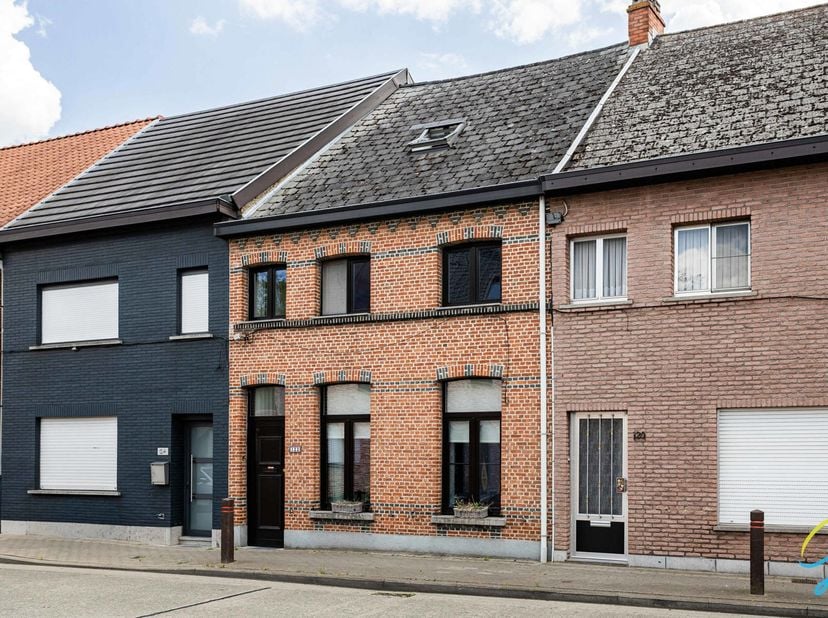 Solide woning met 3 slaapkamers, grote tuin en zij-ingang. Deze bevindt zich in Sint-Gillis dichtbij scholen, ziekenhuis, winkels en station.<br />
De