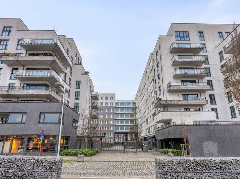 Appartement met drie slaapkamers gelegen op de tweede verdieping van het gebouw "Villa 1". Gesitueerd op een hippe locatie aan het kanaal van Brussel