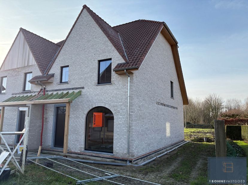 AANKOOP AAN 6% IS MOGELIJK!<br />
Binnenkort in uw energiezuinige thuis onder de kerktoren van Lapscheure wonen? <br />
De afwerking kan momenteel nog