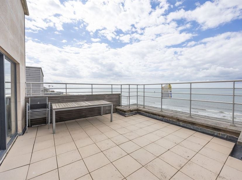 Penthouse met panoramisch uitzicht in residentie Mara Vista te Middelkerke. Ontdek dit unieke en vernieuwde penthouse op de 10de verdieping. Dankzij d