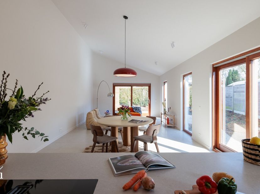 U kan de documenten downloaden en de woning virtueel bezoeken op www.irres.be.<br />
Voor meer info of een bezoek contacteer Daphne op daphne@irres.be