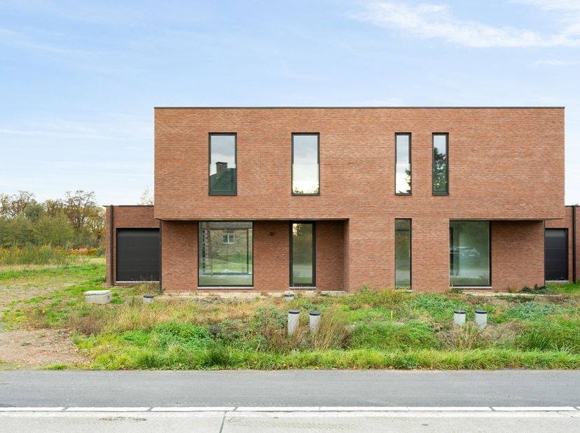 Deze halfopen nieuwbouwwoning is landelijk gelegen op slechts 5 km van het centrum van Heist-op-den-Berg en Wiekevorst en heeft achteraan vrij uitzich