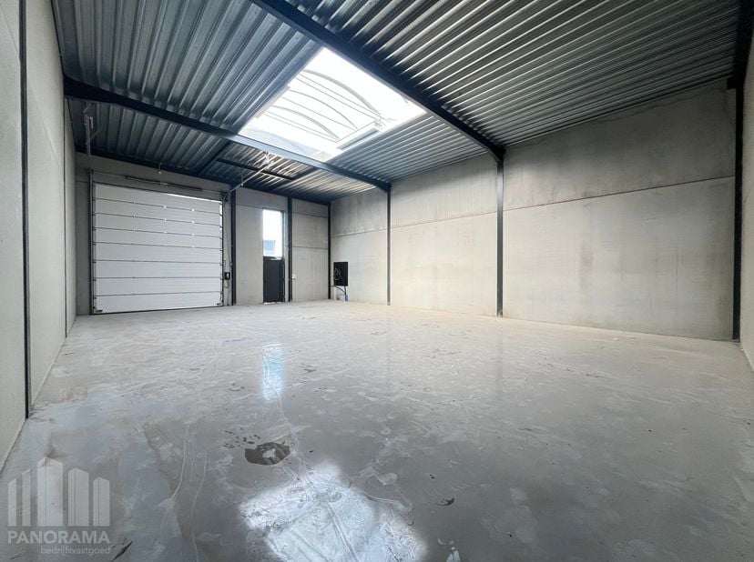 Kwaliteitsvolle nieuwbouw KMO-unit met een oppervlakte van 90 m² te huur. De unit maakt deel uit van een nieuw KMO-project "Saros-park", het park bied