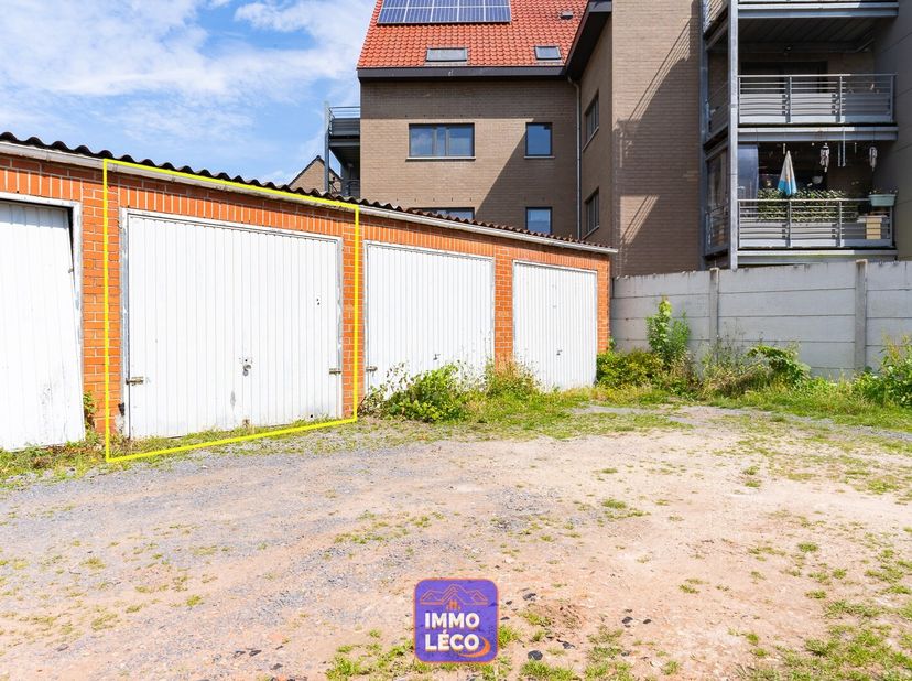 Garage individuel pour une voiture, situé dans le secteur du Mont-à-Leux, dans une rue passante avec peu de stationnement !<br />
Garage fermé sécuris