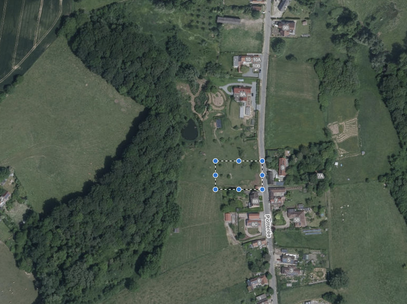 Tussen de glooiende heuvels van Vloesberg, 2 km buiten het dorpscentrum ontdekt u dit prachtige 'BOUWKLARE' hellende perceel met vrij uitzicht op weil