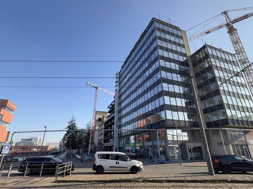 485m² d'espace de bureau moderne avec une vue imprenable sur le MAS et l'Escaut, situé à l'angle de la Tavernierkaai et de la Sint-Aldegondiskaai, prè