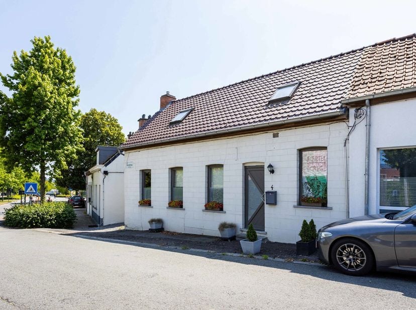 Deze charmante eigendom is gelegen aan de voet van de Hemelberg, in de buitenrand van de gemeente. Doch bevindt de woning zich op wandelafstand van o.