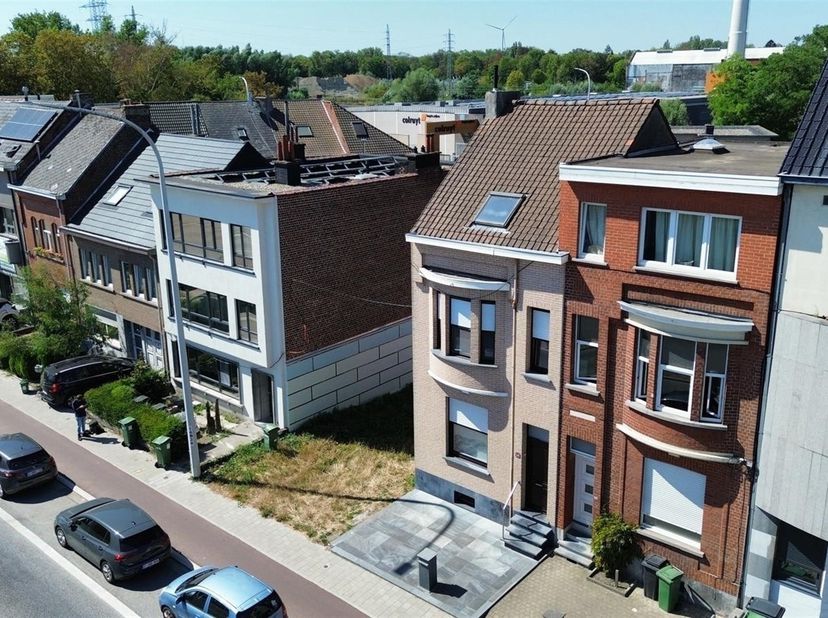 Ontdek deze bouwgrond met centrale ligging in de stadsrand van Aalst. <br />
<br />
Deze bouwgrond biedt een uitstekende kans voor wie snel en zonde