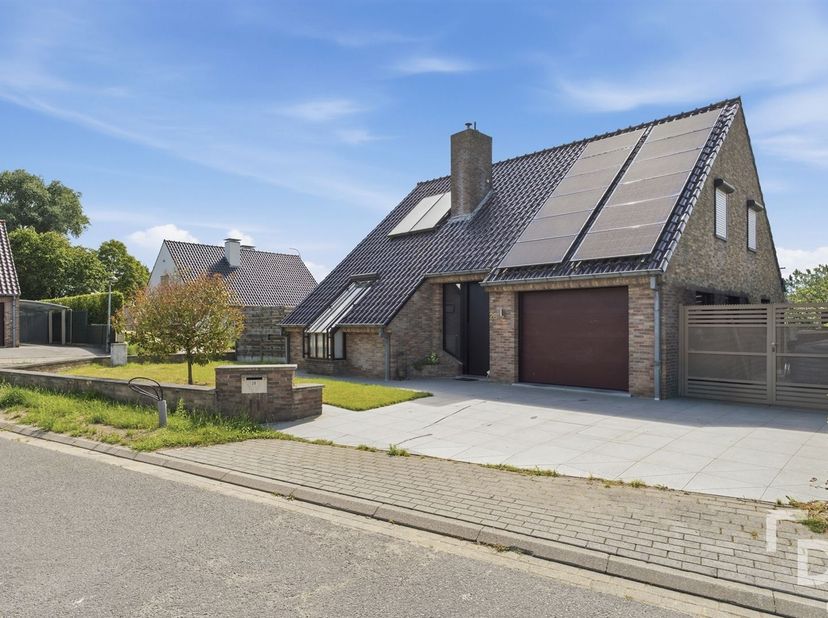 Deze vrijstaande woning is gelegen in een rustige en residentiële woonwijk in Poperinge. Dankzij de doordachte indeling, het hedendaagse comfort en de