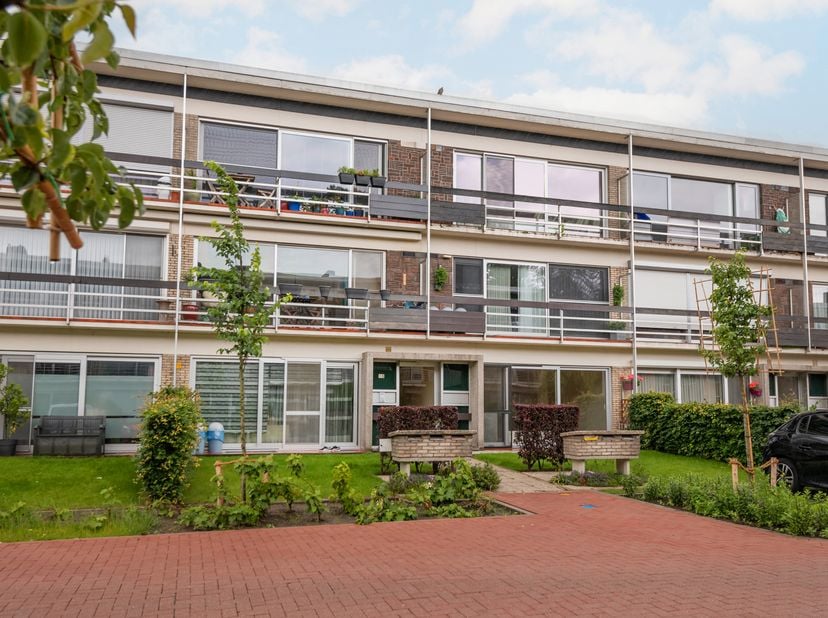 Vandaag tonen we u dit ruime appartement op de eerste verdieping van een kleinschalig gebouw, ideaal gelegen vlak bij winkels, scholen, openbaar vervo