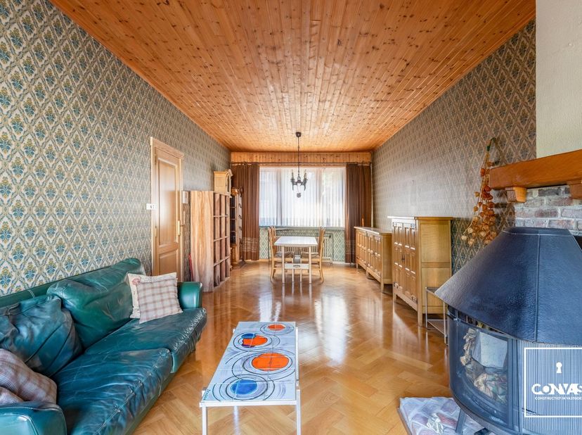Deze woning is uitstekend gelegen tussen het station Gent-Sint-Pieters en het UZ Gent. Lokale handelaars, scholen en op- en afritten bevinden zich nab