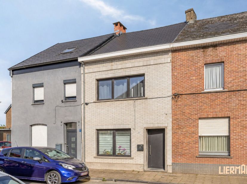 - Bezoeken ENKEL OP AFSPRAAK - 053 89 99 66 - info@immolierman.be<br />
Op een vlot bereikbare locatie aan de rand van Aalst bevindt zich deze volledi