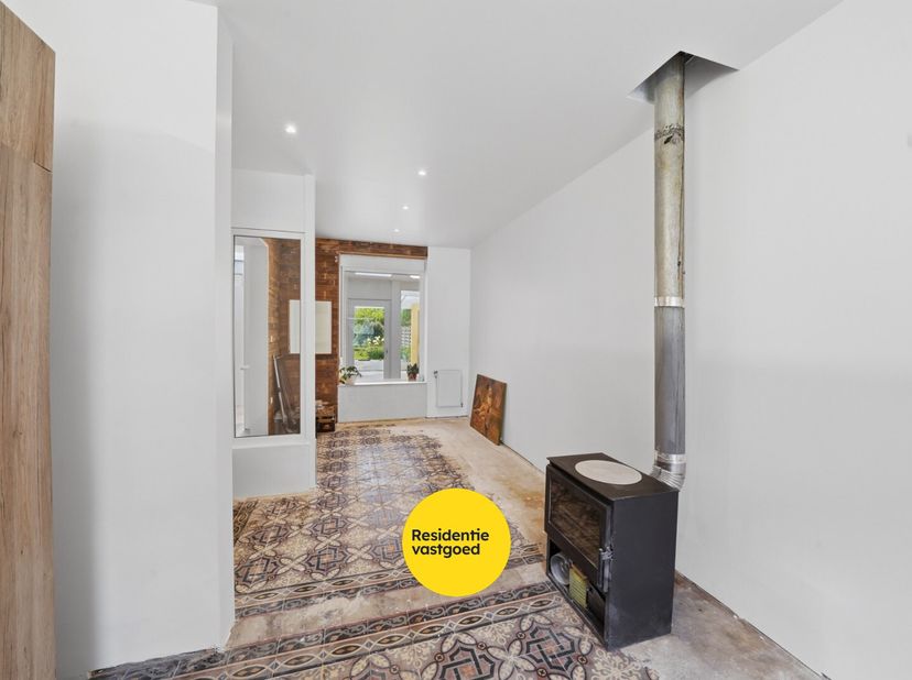 In Oudenburg bevindt zich deze halfopen bebouwing op een perceel van 365 m², oorspronkelijk gebouwd in 1934 en gerenoveerd in 2021. De woning biedt he